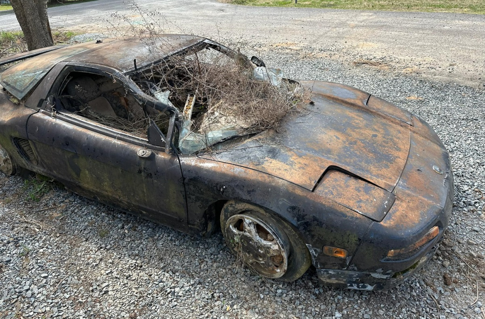 Chiếc xe thể thao Acura NSX nằm dưới đ&aacute;y s&ocirc;ng suốt 15 năm