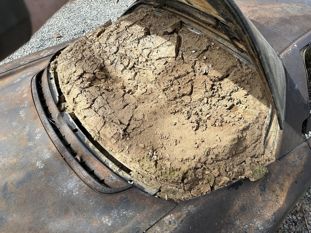 B&ugrave;n đất nằm dưới k&iacute;nh chắn gi&oacute; ph&iacute;a sau của chiếc Acura NSX