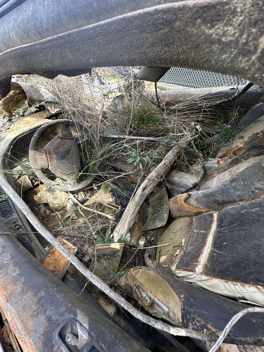 Nội thất đầy b&ugrave;n đất v&agrave; cỏ dại của chiếc Acura NSX