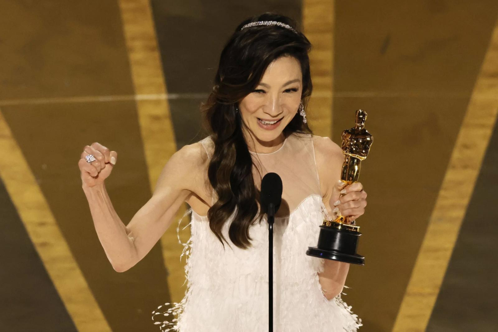 Dương Tử Quỳnh giành giải Nữ diễn viên xuất sắc nhất tại lễ trao giải Oscar lần thứ 95 với phim Dương Tử Quỳnh giành giải Nữ diễn viên xuất sắc nhất tại lễ trao giải Oscar lần thứ 95 với phim Everything Everywhere All at Once