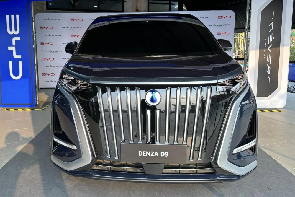 BYD Denza D9 EV nhìn từ phía trước BYD Denza D9 EV nhìn từ phía trước