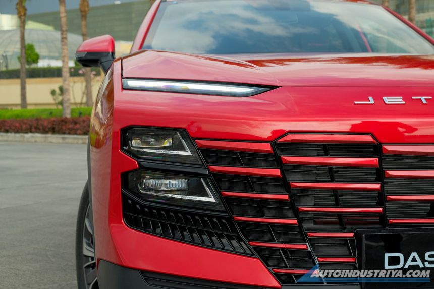 Cận cảnh lưới tản nhiệt v&agrave; hệ thống đ&egrave;n 2 tầng tr&ecirc;n đầu xe của Jetour Dashing 