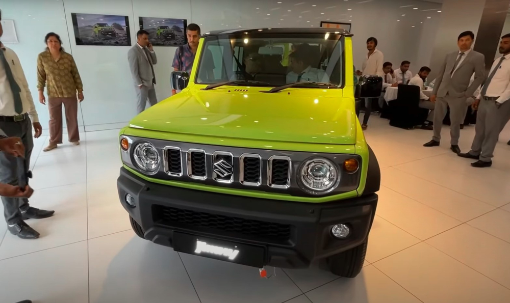 Cận cảnh đầu xe của Suzuki Jimny 5 cửa Cận cảnh đầu xe của Suzuki Jimny 5 cửa