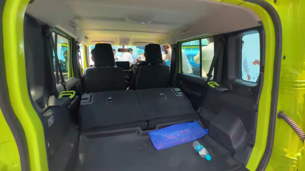 Ghế sau có thể gập xuống để tăng thể tích khoang hành lý của Suzuki Jimny 5 cửa Ghế sau có thể gập xuống để tăng thể tích khoang hành lý của Suzuki Jimny 5 cửa