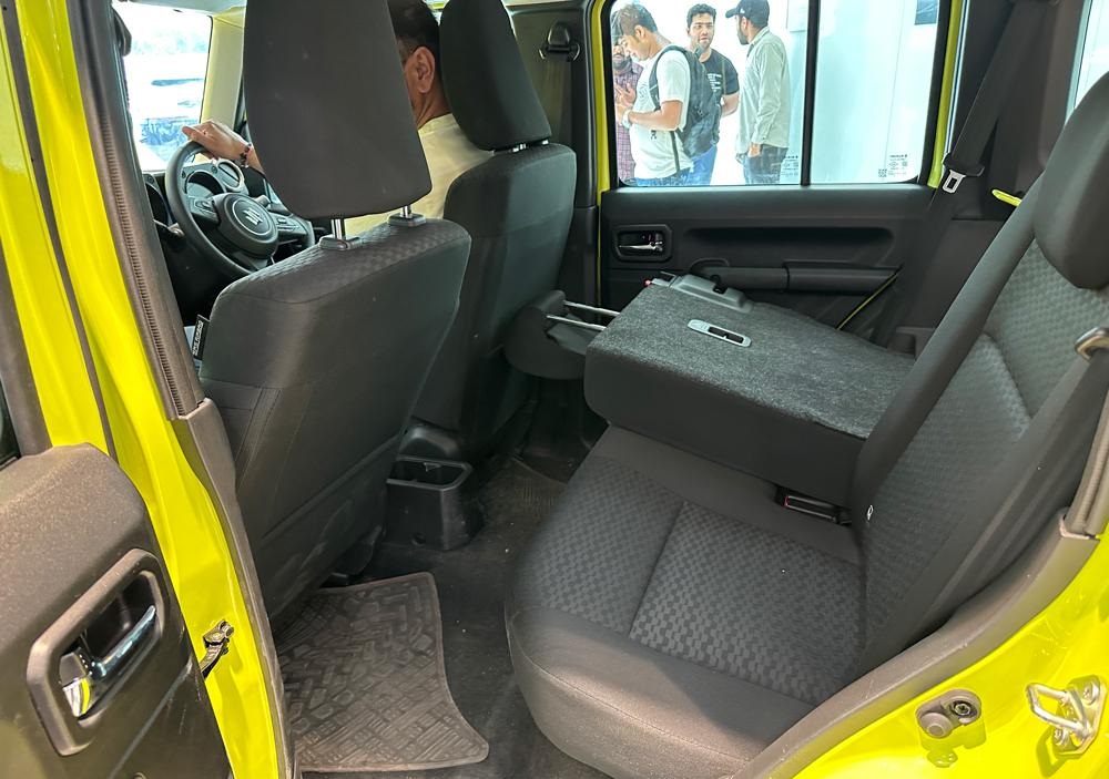 Hàng ghế sau của Suzuki Jimny 5 cửa Hàng ghế sau của Suzuki Jimny 5 cửa