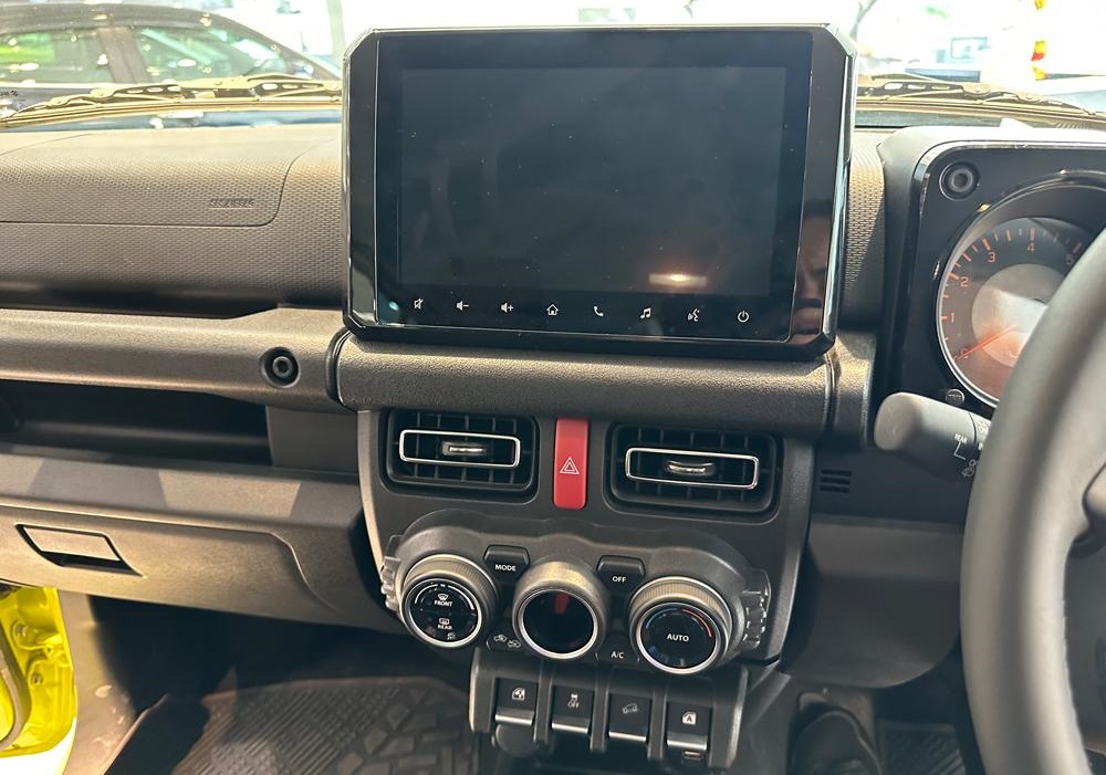Màn hình thông tin giải trí của Suzuki Jimny 5 cửa Màn hình thông tin giải trí của Suzuki Jimny 5 cửa