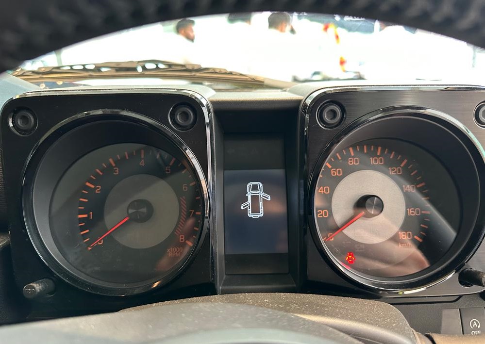 Bảng đồng hồ của Suzuki Jimny 5 cửa Bảng đồng hồ của Suzuki Jimny 5 cửa