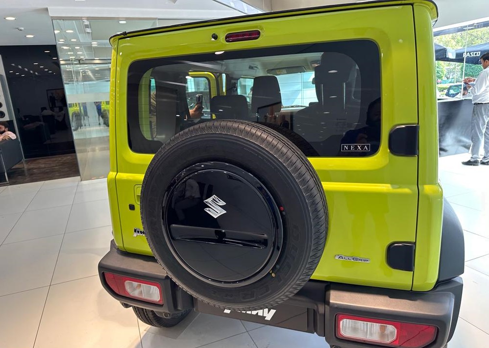 Lốp dự phòng nằm trên cửa cốp sau của Suzuki Jimny 5 cửa Lốp dự phòng nằm trên cửa cốp sau của Suzuki Jimny 5 cửa