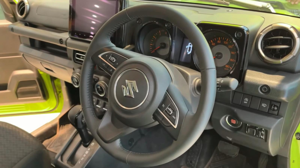 Vô lăng 3 chấu của Suzuki Jimny 5 cửa Vô lăng 3 chấu của Suzuki Jimny 5 cửa