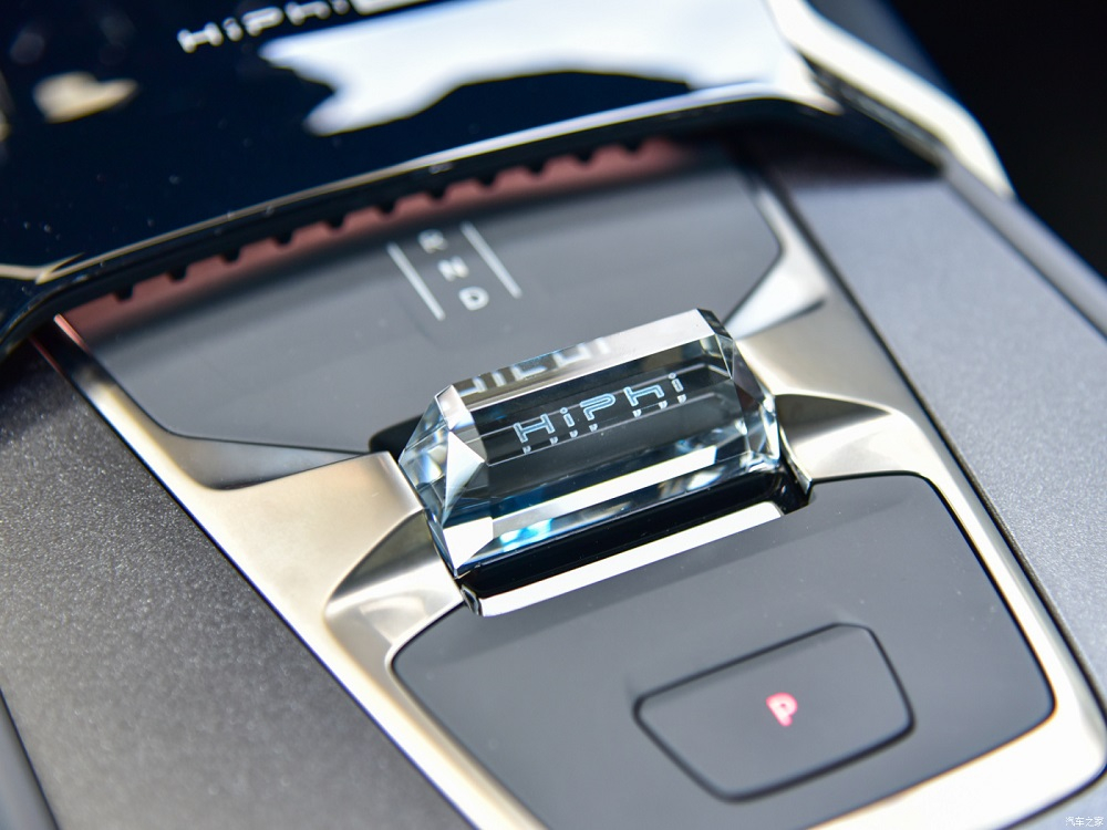 Cần số pha lê, theo phong cách xe BMW và Volvo, của HiPhi Z Cần số pha lê, theo phong cách xe BMW và Volvo, của HiPhi Z