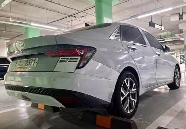 Hyundai Accent 2023 nhìn từ phía sau