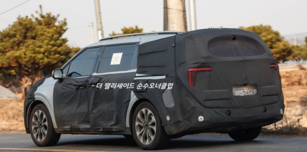 Kia Carnival 2024 được trang bị đèn hậu hình chữ L mới