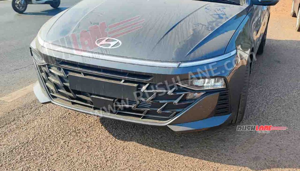 Cận cảnh đầu xe của Hyundai Accent 2023 bản cao cấp nhất