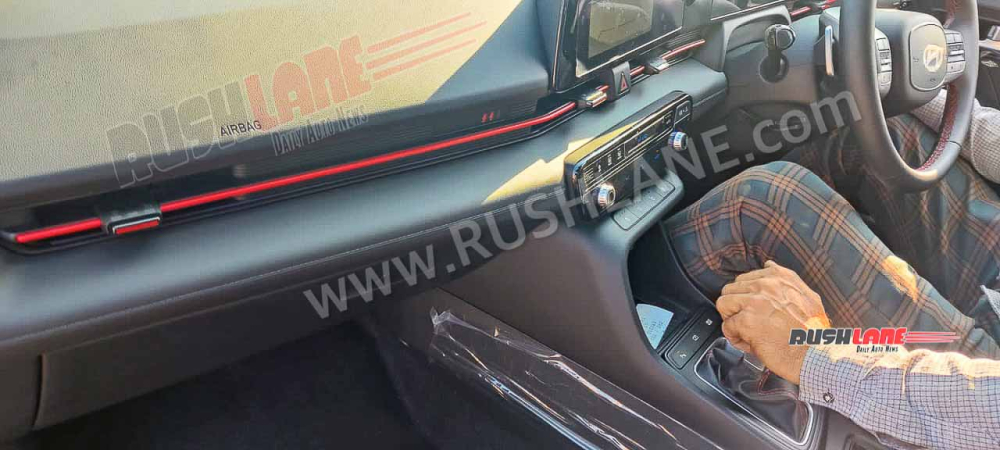 Hyundai Accent 2023 bản cao cấp nhất có những điểm nhấn màu đỏ trong nội thất