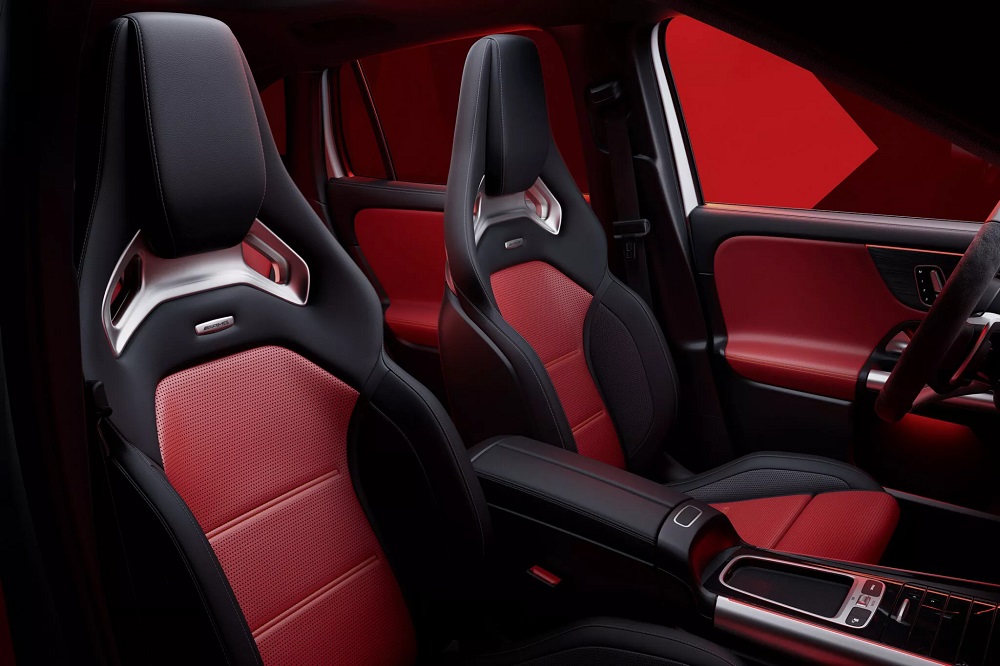 Phiên bản AMG của Mercedes-Benz GLA và GLB 2024 được trang bị nội thất bọc da màu đỏ phối đen Phiên bản AMG của Mercedes-Benz GLA và GLB 2024 được trang bị nội thất bọc da màu đỏ phối đen
