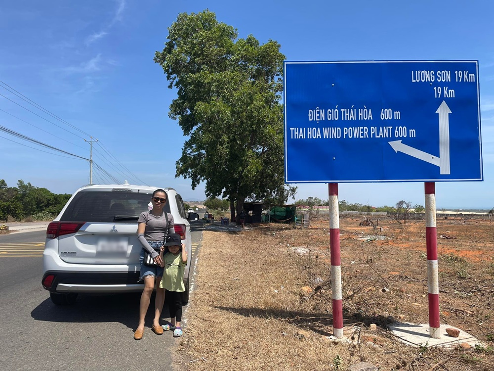 Dù là xế nữ nhưng chị Hạnh vẫn chinh phục được hành trình dài hàng ngàn cây số cùng con gái nhỏ và chiếc xe Mitsubishi Outlander.