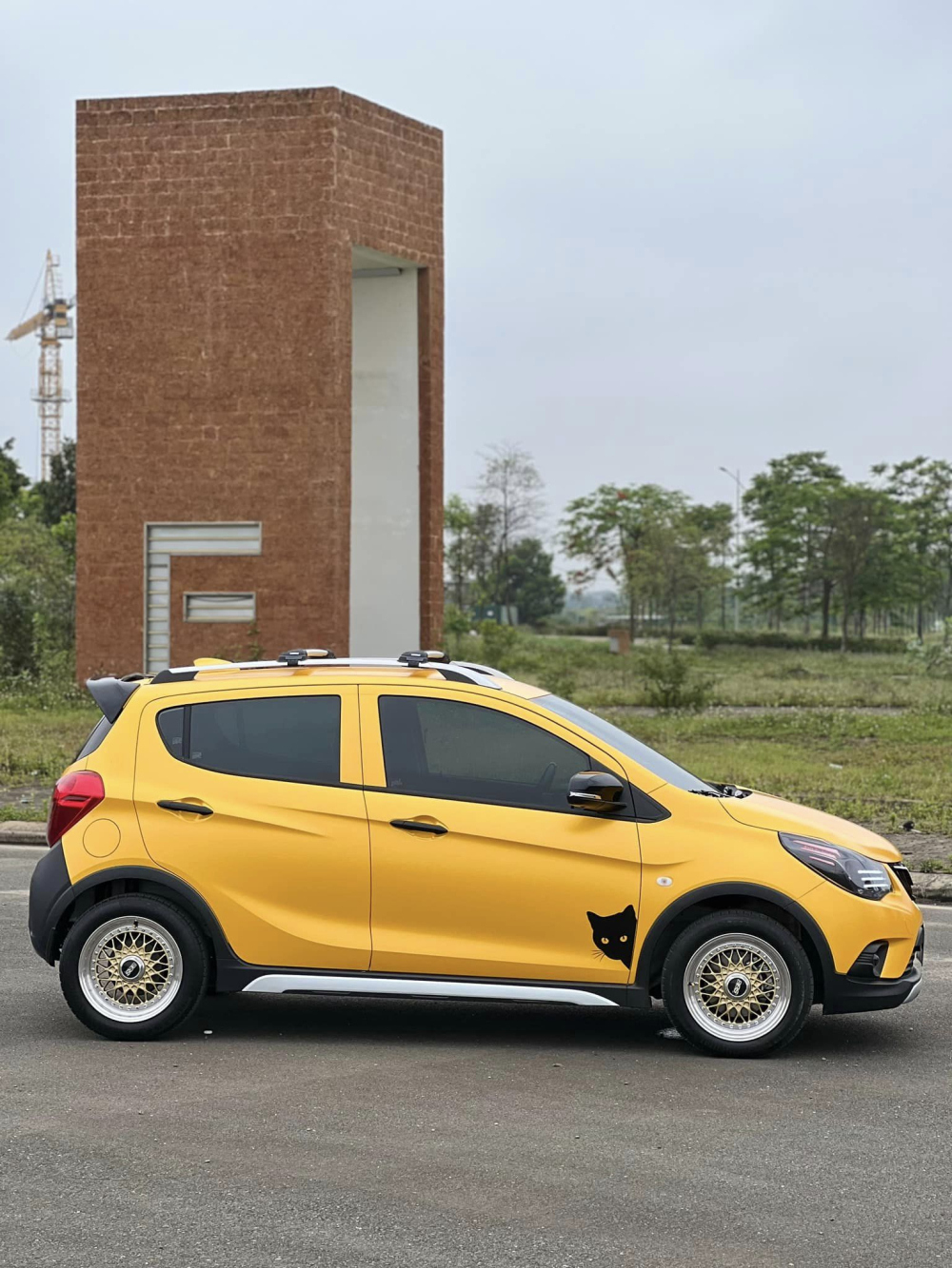 Xe được trang bị gi&aacute; n&oacute;c từ thương hiệu cao cấp Thule, la-zăng BBS 15 inch v&agrave; hệ thống&nbsp;đ&egrave;n chiếu s&aacute;ng được l&agrave;m lại