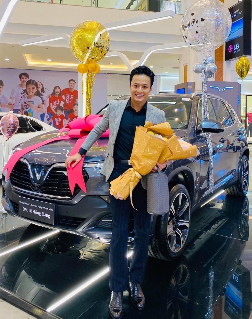 Diễn vi&ecirc;n Hồng Đăng trong ng&agrave;y nhận chiếc Vinfast LUX&nbsp;SA 2.0 phi&ecirc;n bản cao cấp