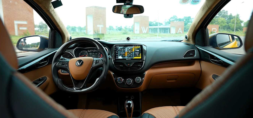 Nội thất như xe hạng sang với ghế massage,&nbsp;chỉnh điện, m&agrave;n h&igrave;nh giải tr&iacute; cao cấp v&agrave;&nbsp;v&ocirc; lăng carbon