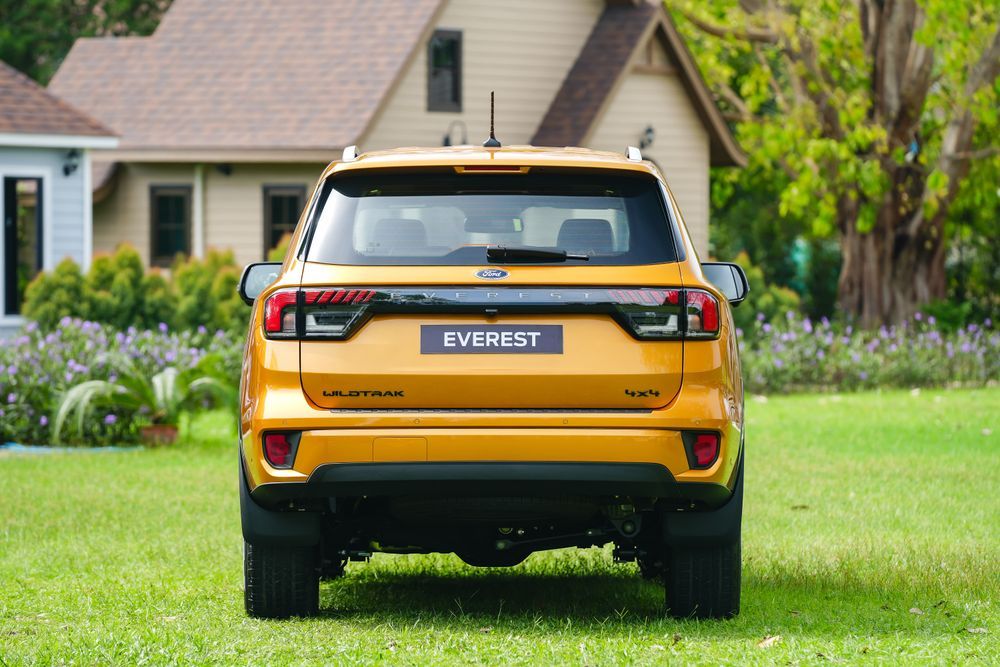 Ford Everest Wildtrak 2023 nhìn từ phía sau Ford Everest Wildtrak 2023 nhìn từ phía sau