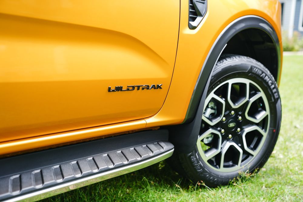 Tem chữ nổi Wildtrak trên cửa trước của Ford Everest Wildtrak 2023 Tem chữ nổi Wildtrak trên cửa trước của Ford Everest Wildtrak 2023
