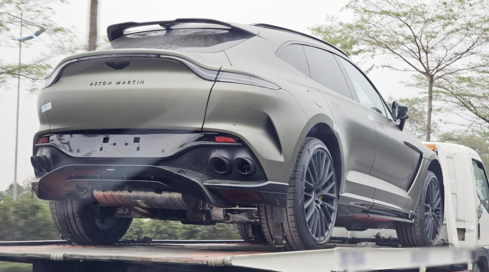 Aston Martin DBX 707 thứ 3 về Việt Nam bị bắt gặp đang trên đường vận chuyển ở Hà Nội, màu sơn đúng chất độc lạ Aston Martin DBX 707 thứ 3 về Việt Nam bị bắt gặp đang trên đường vận chuyển ở Hà Nội, màu sơn đúng chất độc lạ