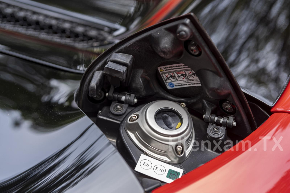 Nắp bình xăng trên Ferrari 296 GTS được thiết kế kiểu van một chiều Nắp bình xăng trên Ferrari 296 GTS được thiết kế kiểu van một chiều