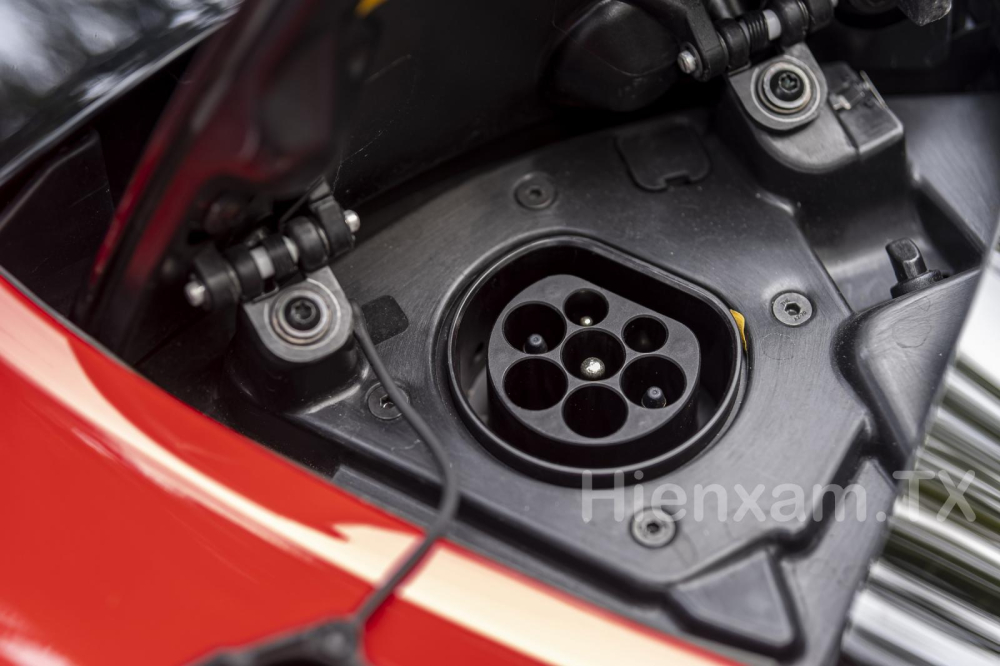 Cổng sạc điện trên siêu xe hybrid Ferrari 296 GTS. Cổng sạc điện trên siêu xe hybrid Ferrari 296 GTS.