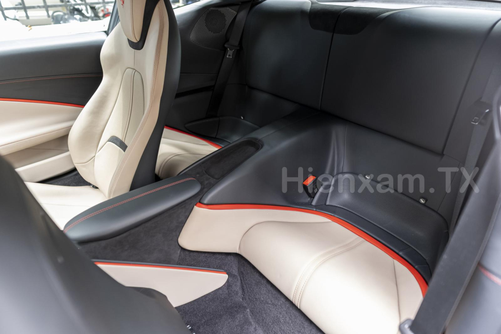 Hàng ghế thứ 2 trên Ferrari Roma Hàng ghế thứ 2 trên Ferrari Roma