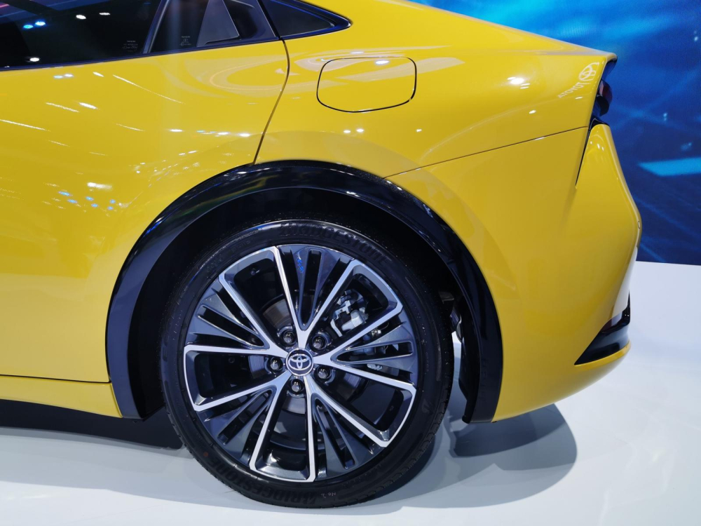 Vành 19 inch của Toyota Prius 2023
