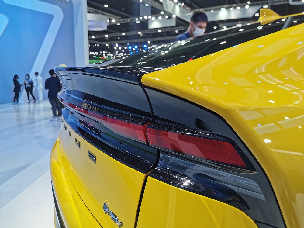 Cánh gió đuôi màu đen của Toyota Prius 2023