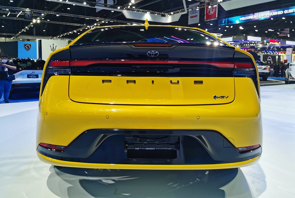 Toyota Prius 2023 nhìn từ phía sau