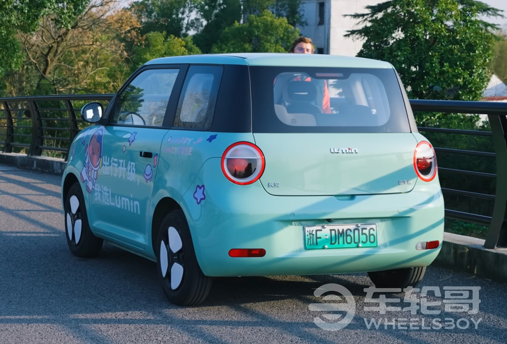 Changan Lumin nh&igrave;n từ ph&iacute;a sau