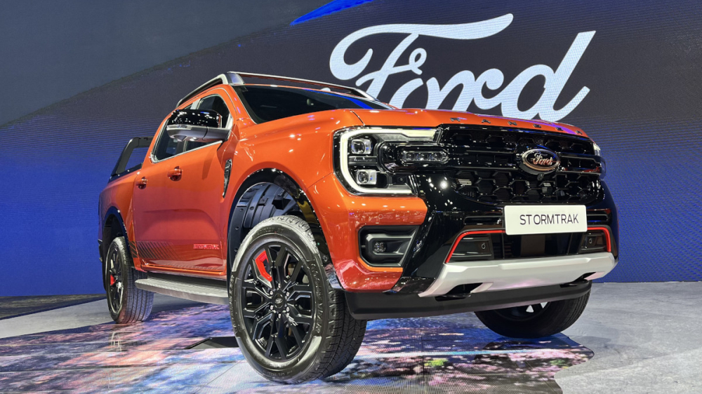Ford Ranger Stormtrak 2023 sở hữu logo màu đen