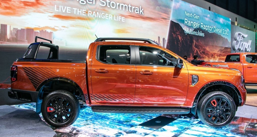 Ford Ranger Stormtrak 2023 có thêm đề-can mới trên cửa và thùng hàng