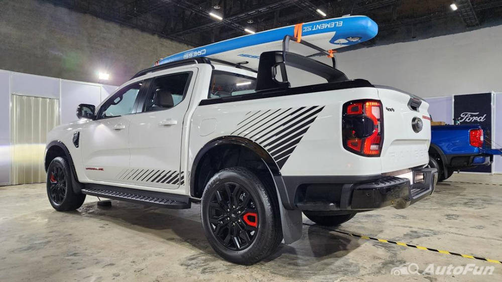 Ford Ranger Stormtrak 2023 màu trắng