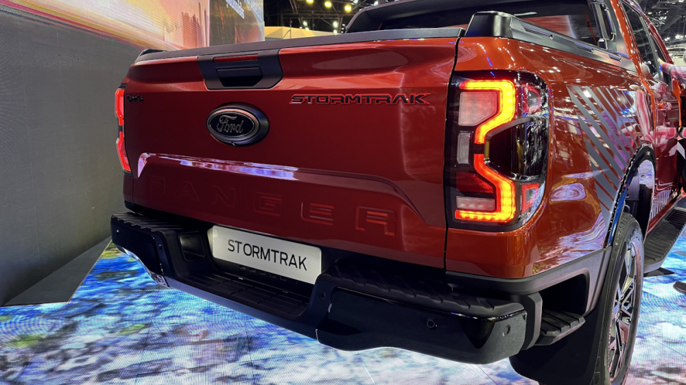 Ford Ranger Stormtrak 2023 nhìn từ phía sau