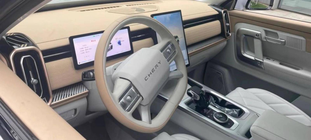 Vô lăng và 2 màn hình cỡ lớn của Chery T1EJ Vô lăng và 2 màn hình cỡ lớn của Chery T1EJ