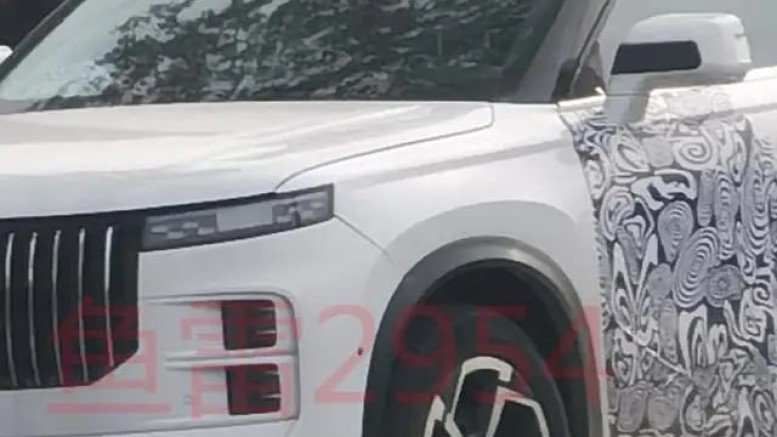 Jaecoo 7 được trang bị hệ thống đèn 2 tầng trên đầu xe Jaecoo 7 được trang bị hệ thống đèn 2 tầng trên đầu xe