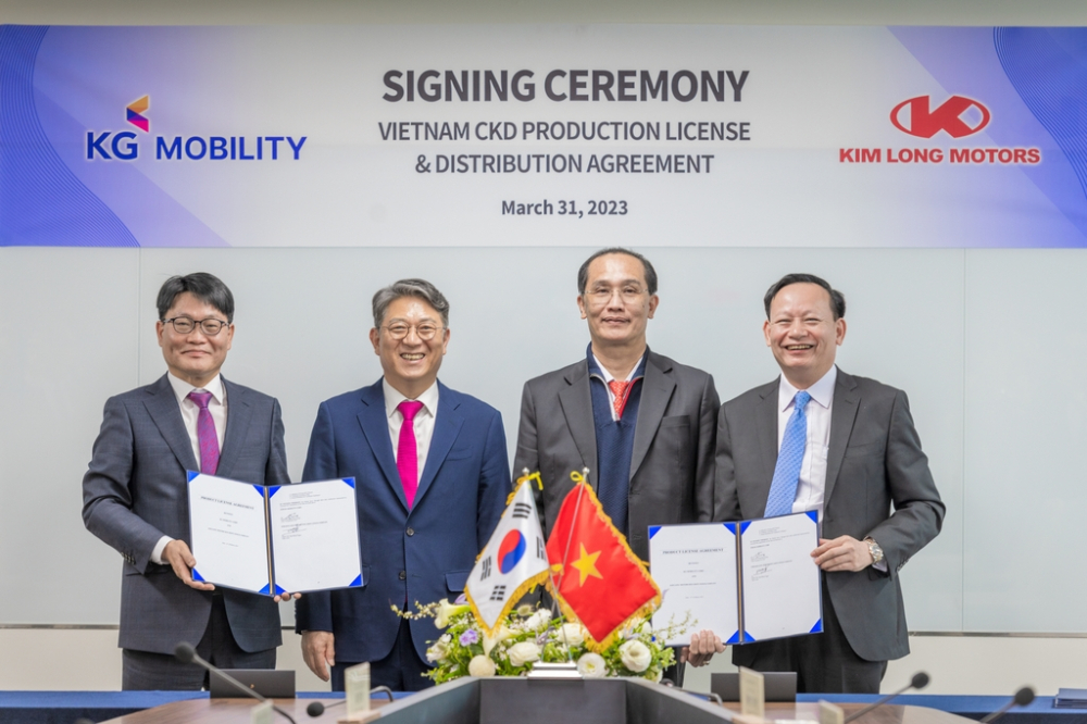 Ông Kwak Jea-sun - Chủ tịch KG Mobility (thứ 2 từ trái sang) - và ông Nguyễn Hữu Luận - Chủ tịch Tập đoàn Futa (thứ 3 từ trái sang) - cùng những đại diện khác của hai công ty ký kết thỏa thuận xuất khẩu tại KG Tower ở Seodaemun, Seoul, Hàn Quốc, vào hôm 31/3/2023 Ông Kwak Jea-sun - Chủ tịch KG Mobility (thứ 2 từ trái sang) - và ông Nguyễn Hữu Luận - Chủ tịch Tập đoàn Futa (thứ 3 từ trái sang) - cùng những đại diện khác của hai công ty ký kết thỏa thuận xuất khẩu tại KG Tower ở Seodaemun, Seoul, Hàn Quốc, vào hôm 31/3/2023