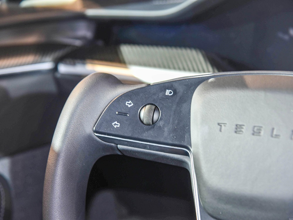 Thanh cuộn tr&ecirc;n v&ocirc; lăng của Tesla Model S 2023