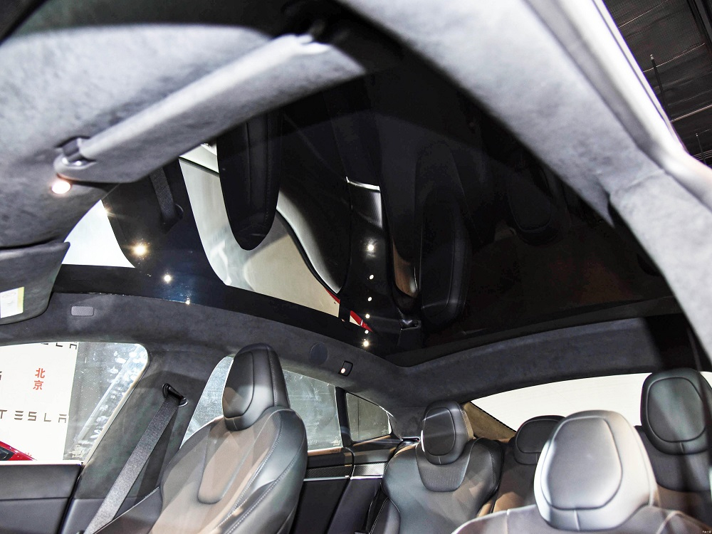 Trần bằng k&iacute;nh của Tesla Model S 2023