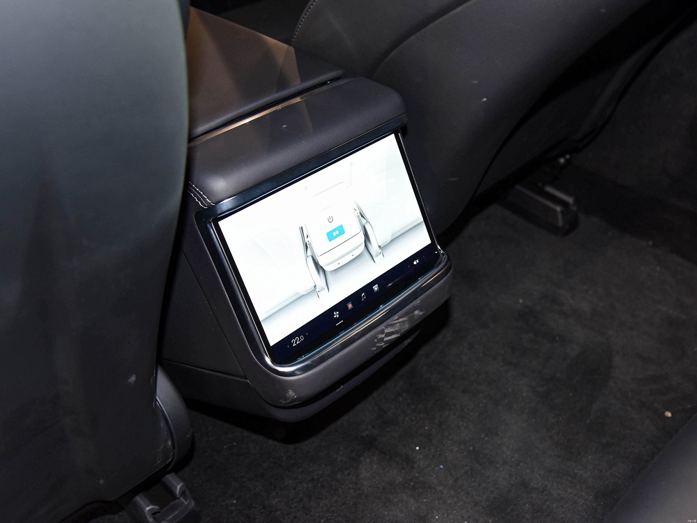 M&agrave;n h&igrave;nh ph&iacute;a sau của Tesla Model S 2023