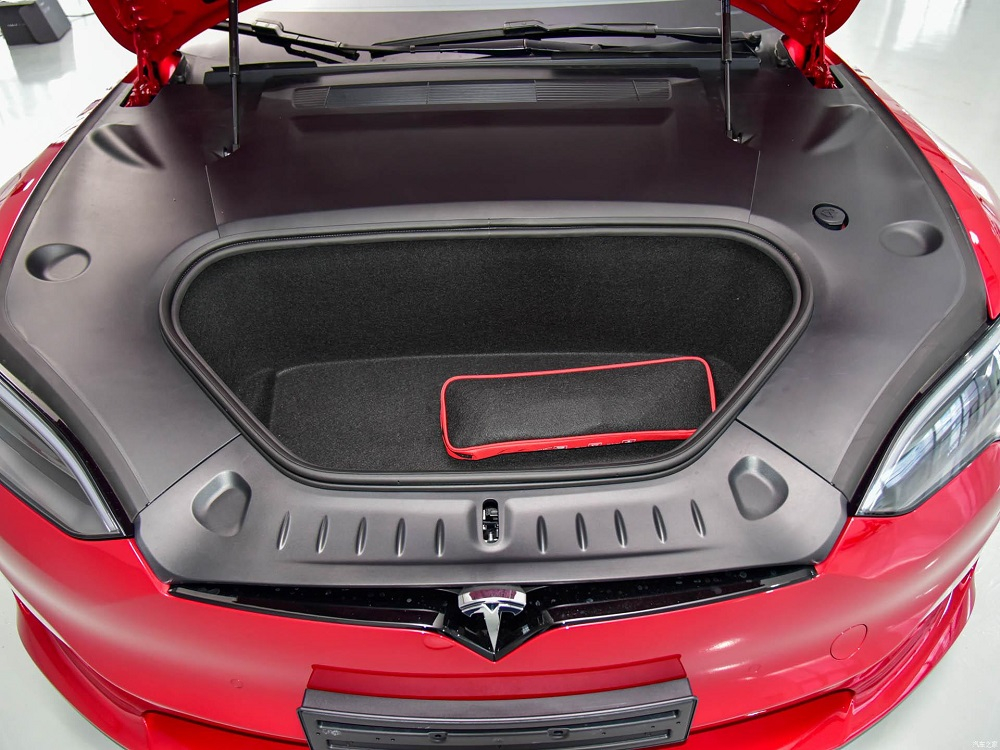 Ngăn chứa đồ dưới nắp ca-p&ocirc; của Tesla Model S 2023