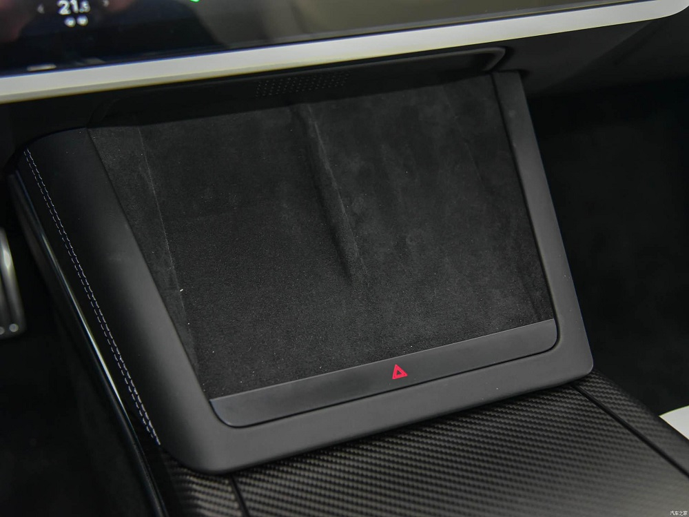 Sạc điện thoại kh&ocirc;ng d&acirc;y của Tesla Model S 2023