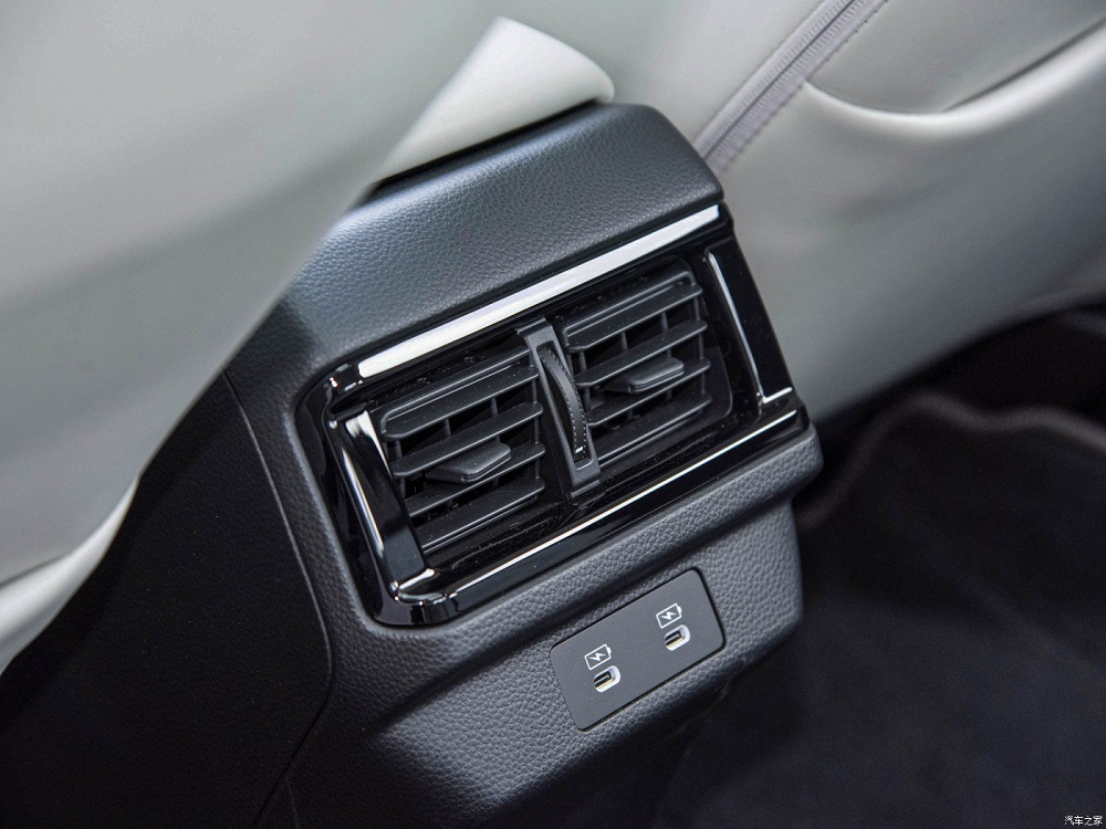Cửa gi&oacute; điều h&ograve;a ở h&agrave;ng ghế sau của Honda Accord e:PHEV 2023