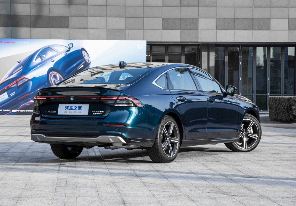 Honda Accord e:PHEV 2023 c&oacute; c&aacute;nh gi&oacute; nhỏ tr&ecirc;n cốp sau