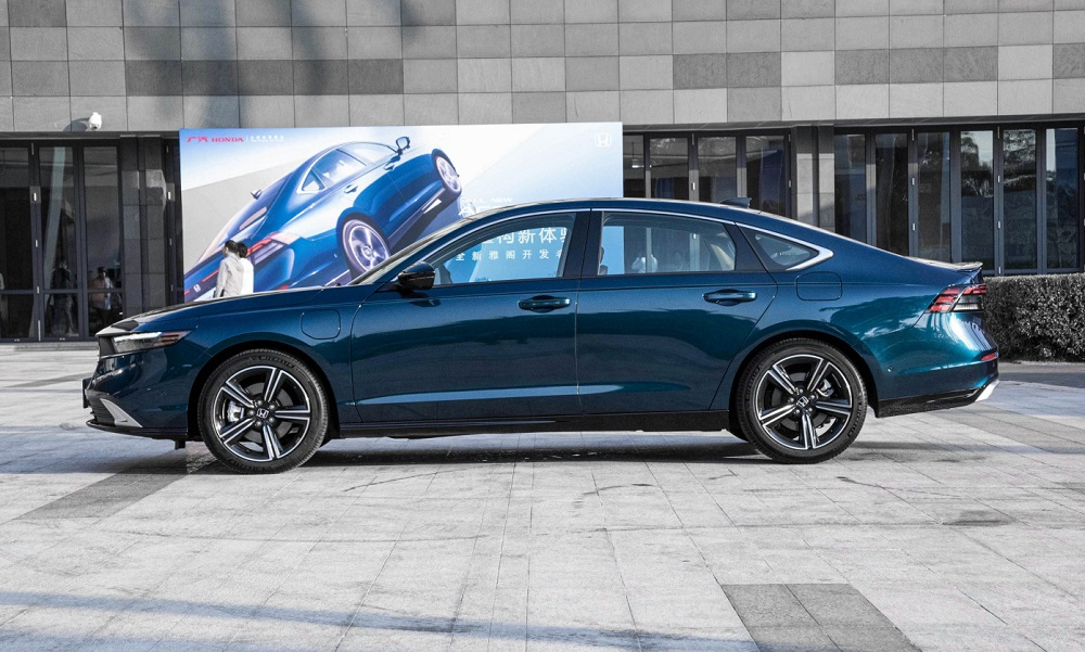Honda Accord e:PHEV 2023 nh&igrave;n b&ecirc;n sườn