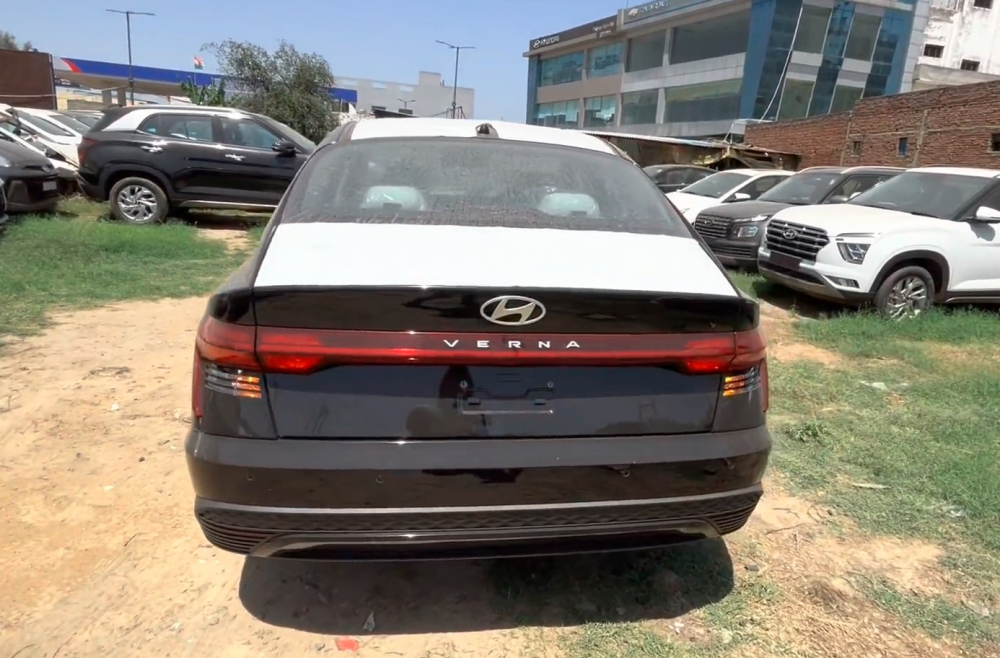 Hyundai Accent EX 2023 nhìn từ phía sau Hyundai Accent EX 2023 nhìn từ phía sau