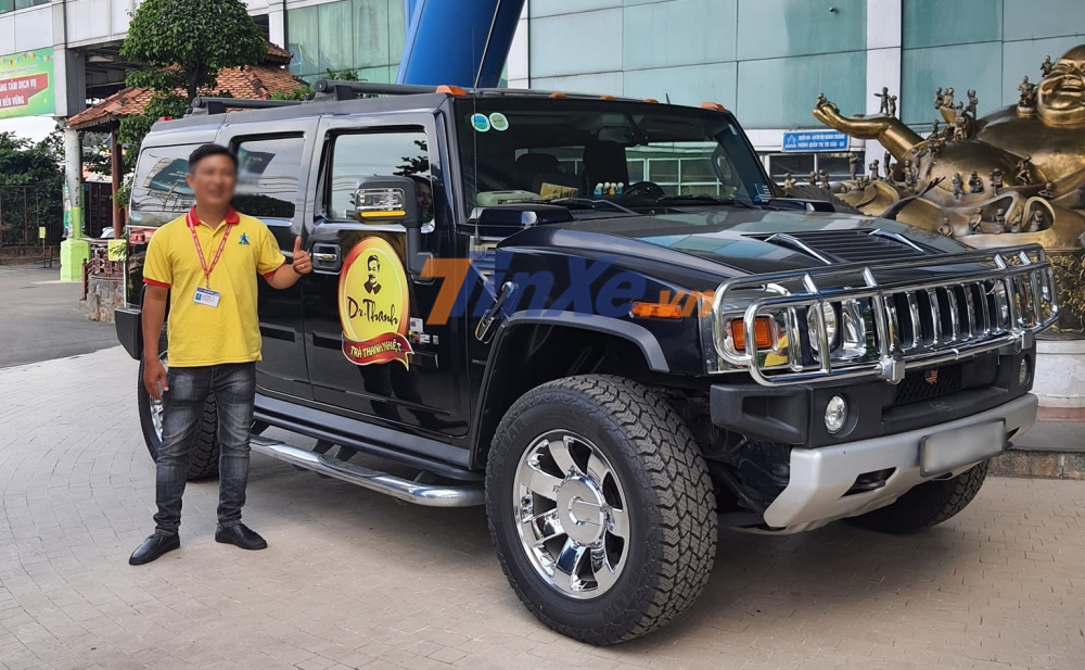 Nhân viên của Tân Hiệp Phát Nhân viên của Tân Hiệp Phát check-in cùng Hummer H2 của chủ tịch tập đoàn